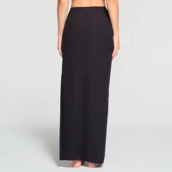 SKIMS Raw Edge Black Slit Skirt - Picture 2 of 5